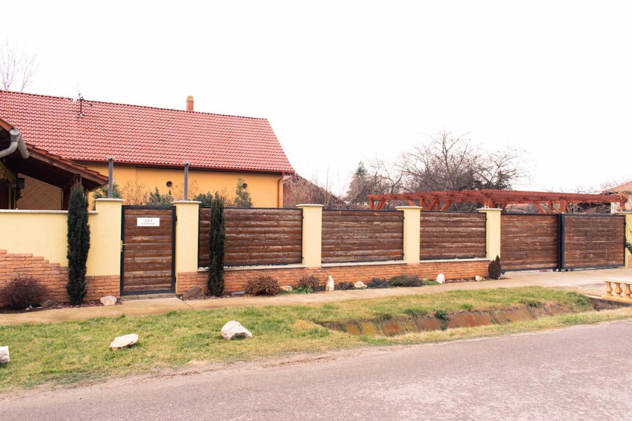 Borostyan Apartmanhaz Mórahalom Exteriör bild